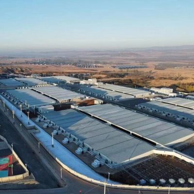 Мастерская по изготовлению стальных конструкций на заказ с каркасом из H-излучения и крышей с сэндвич-панелями